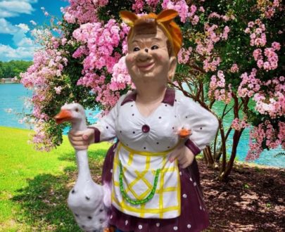 Садовая фигура Хозяйка с гусем 89х60 см.