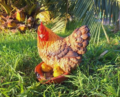 Садовая фигура Курочка с цыплятами в горшочке, 24х22 см.