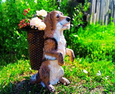 Садовая фигура Собака с корзиной и костью в зубах, 65х44 см.