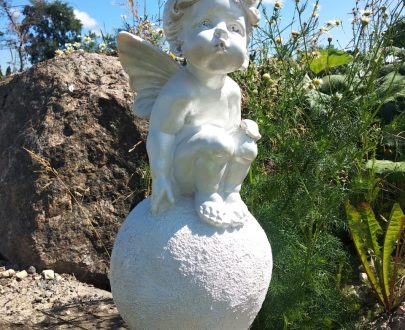 Садовая фигура Ангел девочка на шаре, 40 см.