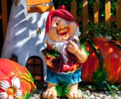 Садовая фигура Гном с виноградом 66х32 см.