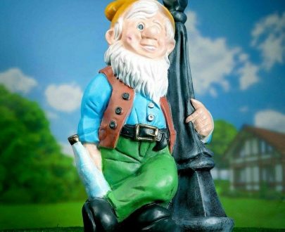 Садовая фигура Гном с бутылкой у столба 75х36 см.