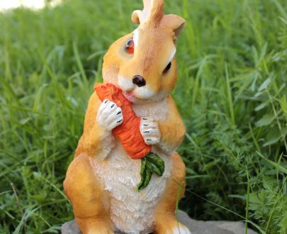 Садовая фигура Заяц с морковкой высокий, 29х30 см.