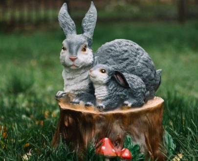 Садовая фигура Пень с зайцами 43х45 см