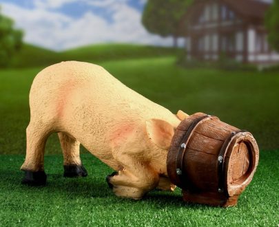Садовая фигура Свинья в кадке Н-25 cм.