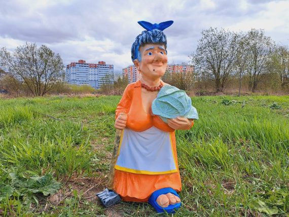 Садовая фигура Дачница с капустой 85х50 см.