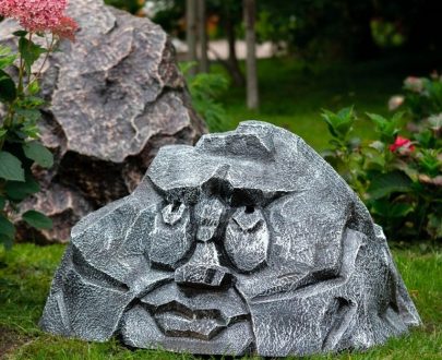 Декоративная крышка на люк Камень с лицом, 60х40х75 см.