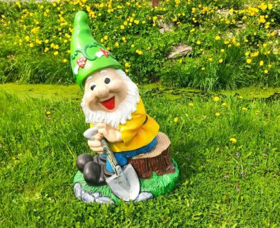 Садовая фигура Гном с лопаткой на пне 80х60 см.