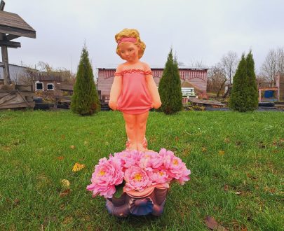 Садовая фигура Девочка на ракушке 85х53 см.