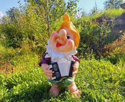 Садовая фигура Гномик с гармошкой 33х68 см.