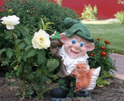 Садовая фигура Эльф с желудем и белкой 24х39 см.