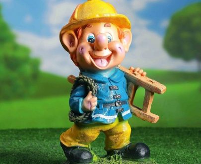 Садовая фигура Гномик пожарник с лестницей 18х31 см.