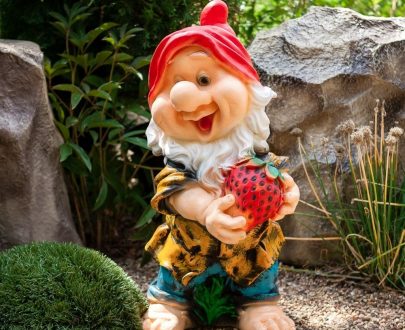 Садовая фигура Гном с клубникой 70см.