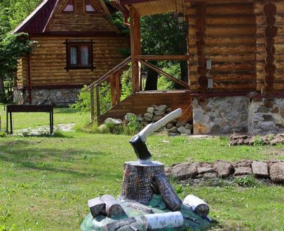 Декоративная крышка на люк Пень с топором, 121х110х104 см.