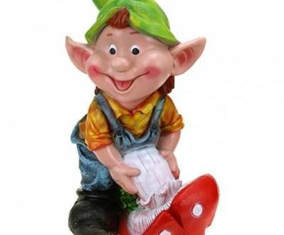 Садовая фигура Гномик мальчик тащит гриб 21х34 см.