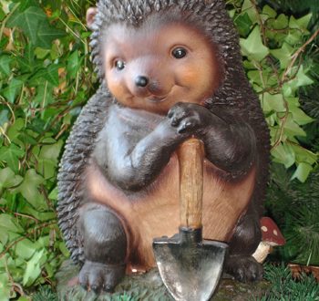 Садовая фигура Ёжик с лопатой, 30 см.