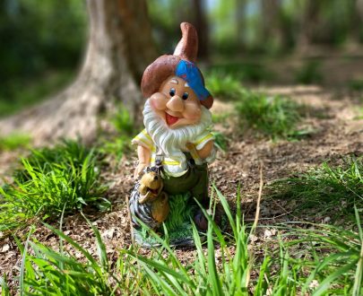 Садовая фигура Гном с ежиком 19х39 см.