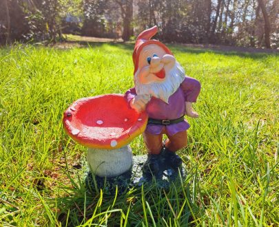Садовая фигура Гном опирается на гриб 30х29 см.