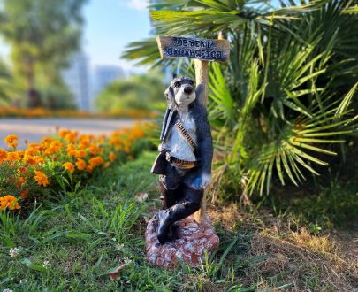 Садовая фигура Собака "Объект охраняется"65 см.