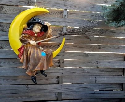 Садовая фигура Ведьма на луне (подвесная) 55х35 см.