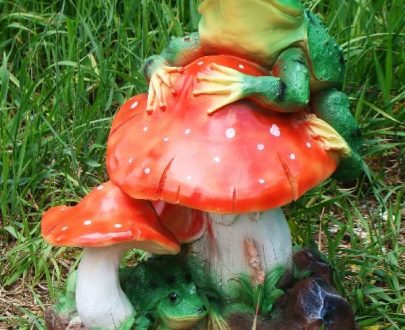 Садовая фигура Мухоморы с лягушками, 38 см.