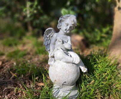 Садовая фигура Ангел на шаре изогнувшийся, 46х23 см.