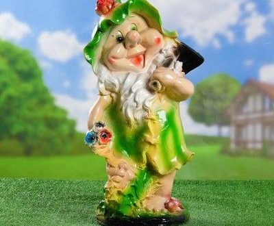 Садовая фигура Гном садовник с мотыгой 53х30 см.