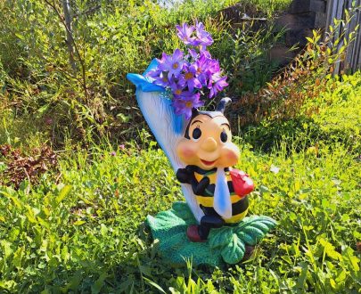 Садовое кашпо для цветов Пчела у цветка, 52х40 см.