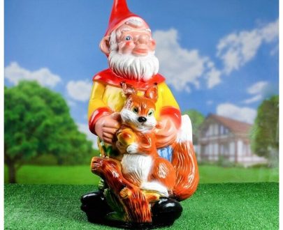 Садовая фигура Гном с белкой 38х38 см.
