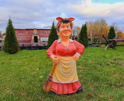 Садовая фигура Хозяйка с метлой 89х60 см.