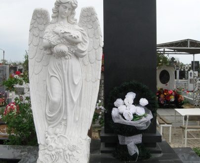 Скульптура Мемориал Ангел с цветами, 110х75 см.