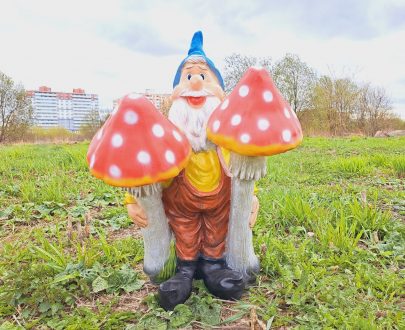 Садовая фигура Гном с двумя грибами 92х62 см.