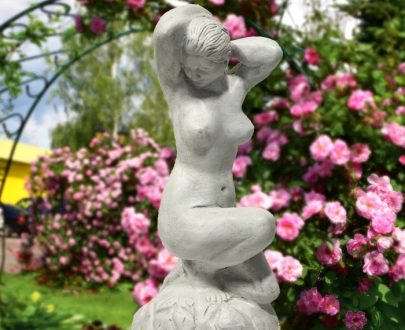 Античная скульптура Девушка на камне, 45х29 см.