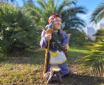 Скульптура Баба-Яга с пеньком 79х41х37 см