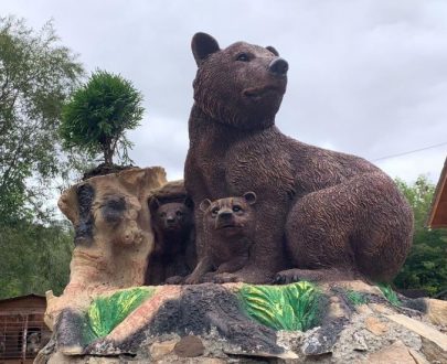 Крышка для люка Медведица с медвежатами, 81х60 см.