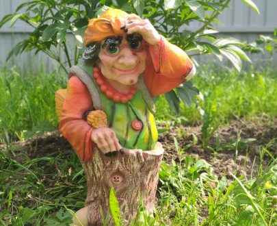 Садовая фигура Баба Яга маленькая с веником 58х32см.