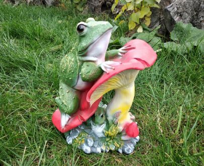 Садовая фигура Лягушка на грибах, 37 см.