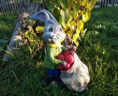 Садовая фигура Заяц с мешком яблок, 47х25 см.