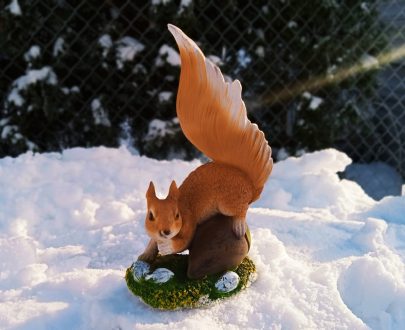 Садовая фигура Белка на большом орехе, 22 см.