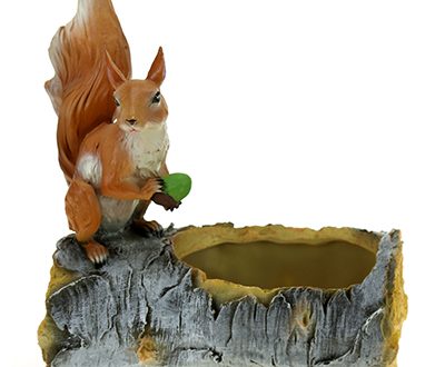 Кашпо Белка с желудем на бревне