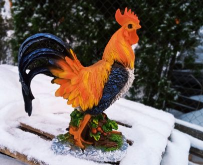 Садовая фигура Петух на бочке с ягодами 45х36 см