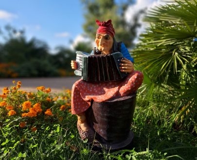 Садовая фигура Баба-Яга с гормошкой 80х56 см