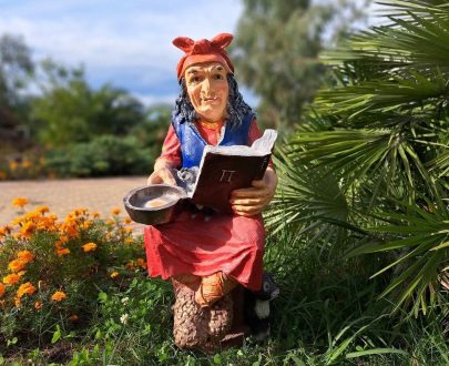 Садовая фигура Баба-яга на ступе с котом и книгой 95х56 см