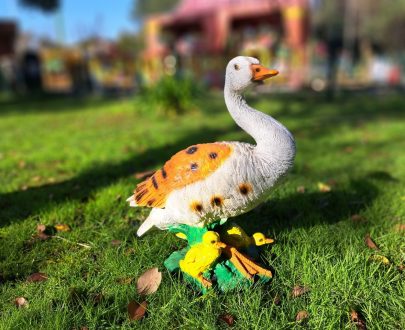 Садовая фигура Утка сидит с утятами большая 50 х 55 х 30 см