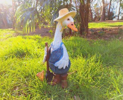 Садовая фигура Гусь дачник с лопатой 38х20х15 см