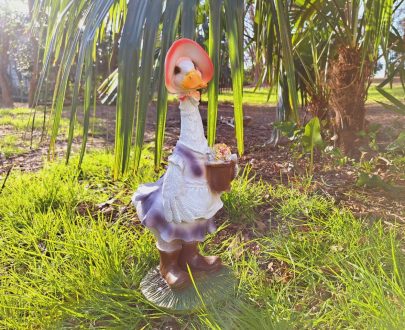 Садовая фигура Гусыня дачница с цветами 40х23х17 см