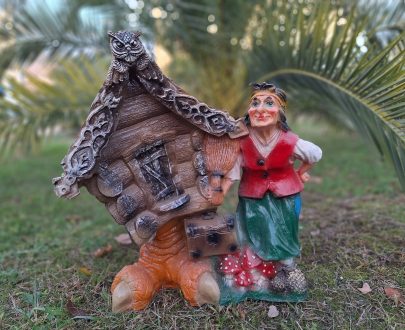 Садовая фигура Баба Яга с избушкой 65х65х45 см