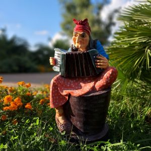 Садовая фигура Баба-Яга с гормошкой 80х56 см