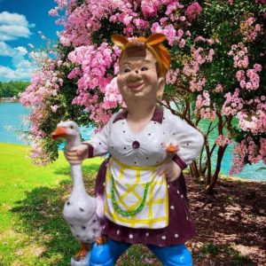 Садовая фигура Хозяйка с гусем 89х60 см.