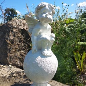 Садовая фигура Ангел девочка на шаре, 40 см.